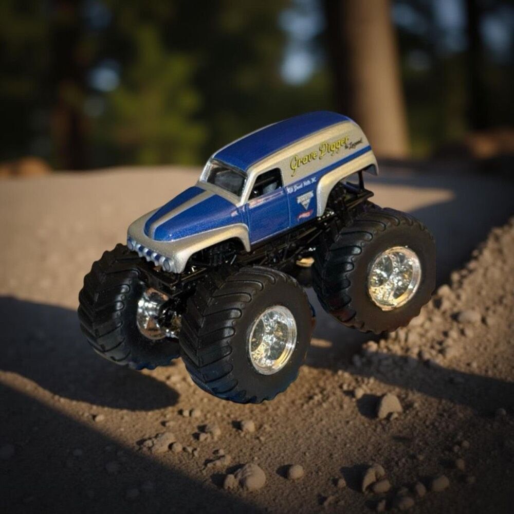 Hot Wheels Monster Jam Grave Digger The Legend 1:64 Scale B23